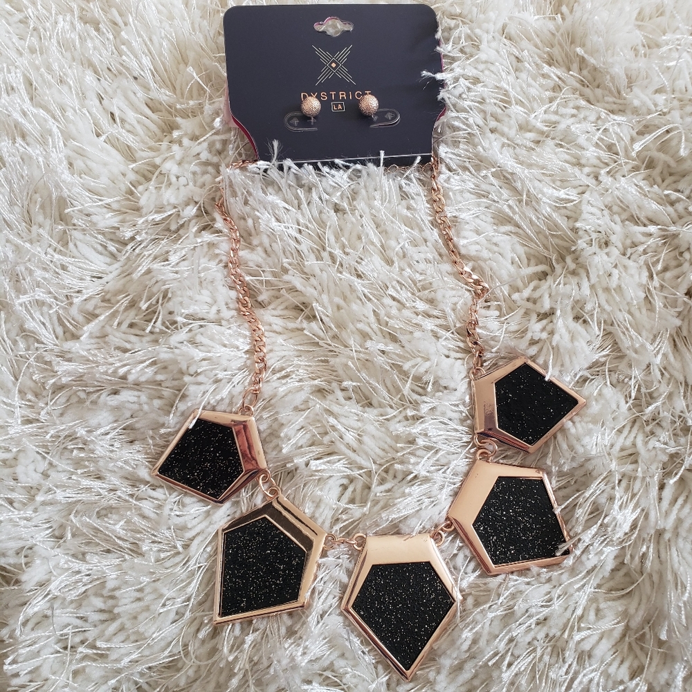 District Accessory Set NWT
